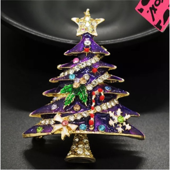 NWT Betsy Johnson Beautiful enamel and crystal Christmas Tree brooch. - Picture 1 of 6